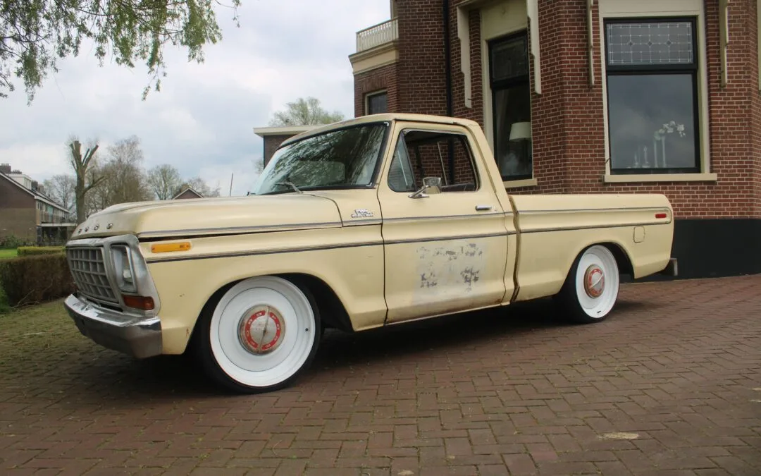 Ford F100 V8