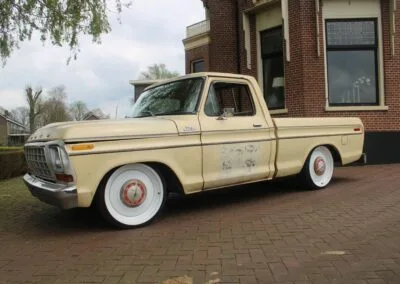 Ford F100 V8